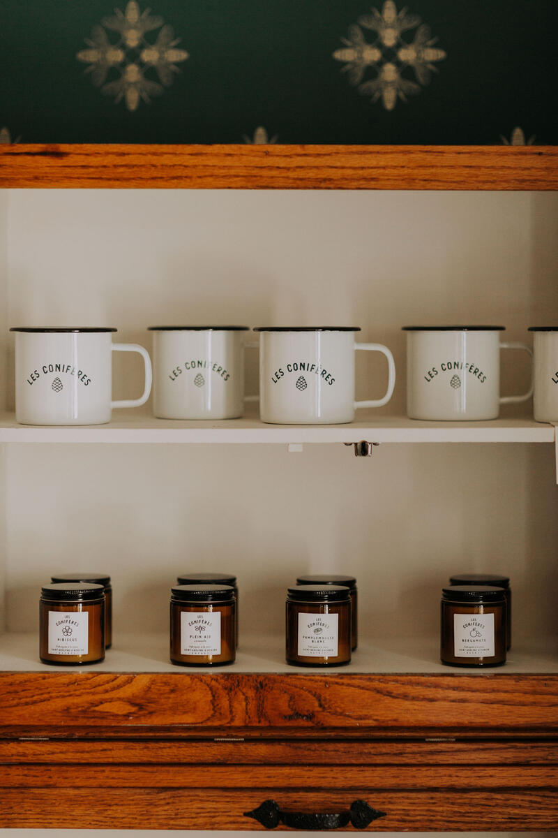 Espace boutique - Les Conifères - Gîte, Café et Boutique à Saint-Adolphe-d'Howard, Québec Espace boutique - Les Conifères - Gîte, Café et Boutique à Saint-Adolphe-d'Howard, Québec